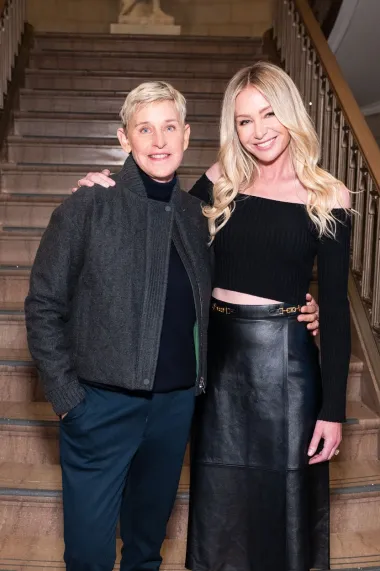 Poznata televizijska voditeljica Ellen DeGeneres &quot;outala&quot; se kao lezbijka još 1997., što je izazvalo veliku kontroverzu, pa je svoju karijeru stavila na &quot;čekanje&quot;. Nedugo nakon toga, karijera joj je ponovno procvala, ali i ljubav - već 18 godina u vezi je s glumicom Portiom de Rossi, a nakon ukidanja zabrane istospolnih brakova u Kaliforniji, DeGeneres i de Rossi su se zaručile i vjenčale u kolovozu 2008. u svom domu na Beverly Hillsu.