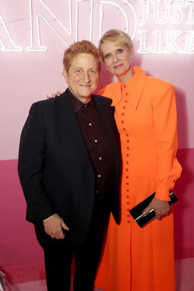Proslavljena ulogom Mirande Hobbes u seriji &quot;Seks i grad&quot;, Cynthia Nixon identificirala se kao biseksualka, a kasnije kao queer. Bila je u vezi s muškarcem Dannyjem Mozesom s kojim ima dvoje djece, a nakon njega se zaljubila u Christine Marinoni, s kojom je u vezi već 18 godina. Jednom je prilikom progovorila o svojoj seksualnosti, rekavši: &quot;Ne osjećam se kao da sam se promijenila. Cijeli život sam bila s muškarcima i nikad se nisam zaljubila u ženu. Ali sada jesam, i nije mi tako čudno. Ja sam samo žena zaljubljena u drugu ženu.&quot;