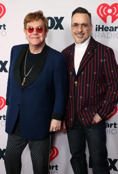 Osim što je uspješan glazbenik, Elton John sretan je i u ljubavi. Nakon što je priznao da je biseksualac, upoznao je svog partnera, redatelja Davida Furnisha, s kojim je u vezi već 29 godina. Par je nikada sretniji, a imaju i dva sina koja su dobili uz pomoć surogat majke.