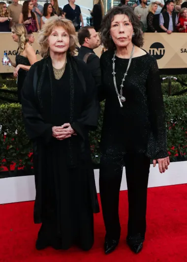 Najdugovječniji par na našem popisu su glumica Lily Tomlin i spisateljica i redateljica Jane Wagner, koje su se zaljubile prije 53 godine, a vjenčale 2013. Njih dvije upoznale su se i zaljubile još u sedamdesetima, no nikada se službeno nisu &quot;outale&quot; - drugi su to jednostavno znali, a one su bile sretne i zaljubljene i nije ih bilo briga.