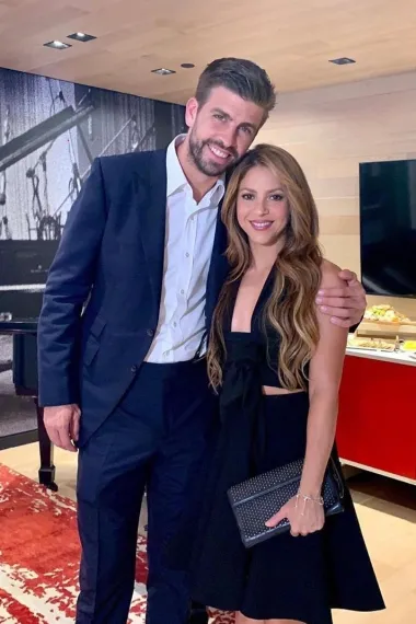 Prije nekoliko nas je dana šokirala vijest da su dogogodišnji golupčići, Shakira i Gerard Piqué prekinuli svoju vezu i to zbog nogometaševe prevare. Zajedno su bili više od desetljeća, a imaju i dvojicu sinova, Milana (9) i Sashu (7). Navodno je svemu došao kraj jer je Gerard varao vatrenu Kolumbijku s 20-godišnjom manekenkom. Trenutno je cijeli svijet u čudu kako bi bilo koji muškarac mogao iznevjeriti ženu poput Shakire, a sve zbog prolazne avanture, no eto – i to se dogodilo.