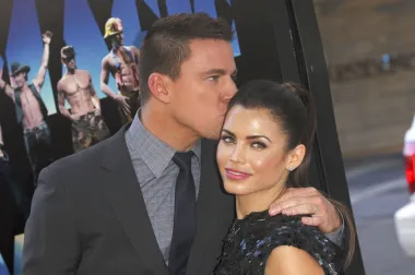 Channing Tatum i Jenna Dewan bili su idealan par s filmskog platna. Oboje prekrasni, odlični plesači i velike zvijezde, zaljubili su se na setu filma &quot;Step Up&quot;, a godinama su bili oličenje skladne holivudske obitelji. No, na početku travnja 2018. godine svijet je zanijemio od šoka kada se pročulo da se par razvodi nakon 9 godina braka. Zajedno Jenna i Channing imaju i jednu kćer, a danas ju zajednički odgajaju i vrlo su dobri prijatelji. Ipak, to njihovim fanovima nije dovoljno i mnogi su i dalje tužni što su ovi celebovi krenuli različitim putevima. Oboje su sada u vezi s drugim ljudima, a Jenna je čak dobila i svoje drugo dijete. 
