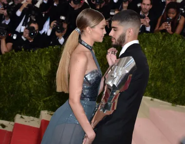 Zayn Malik i Gigi Hadid bili su par iz snova. Ona jedna od najplaćenijih manekenki svijeta, a on ultrapopularni pjevač, djelovali su beskrajno zaljubljeno, a zajedno su dobili i dijete. No, iako su bili sretan par koji je 2020. na svijet dočekao svoju kćerkicu Kai, sve se prošle godine dramatično raspalo i to zbog navodnih sukoba Zayna i Gigine majke Yolande Hadid. Sukob između punice i zeta u ovom je slučaju bio toliki da je razorio Gigijin i Zaynov odnos, na žalost njihovih fanova. 