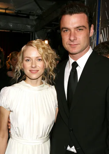 Naomi Watts i Liev Schreiber razveli su se nakon 11 godina braka, što je mnoge šokiralo jer su cijelo to vrijeme djelovali kao iznimno sretan, zadovoljan bračni par. Zajedno imaju i dvoje djece, a zanimljivo je kako su ostali i u tako dobrim odnosima da su kasnije radili i snimali skupa, te glumili ljubavnike na filmskom platnu. Možemo reći kako su bili dostojanstveni supružnici, a takvi su ostali i kao bivši partneri. 