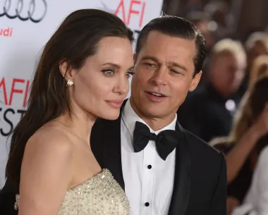 Kao što smo već rekli, Angelina i Brad spetljali su se 2005. na setu filma koji su skupa snimali, a njihova je veza od samog početka bila vrlo dramatična. Pričalo se da ne rade ništa osim što se seksaju, stalno su punili stupce tabloida svojim bračnim navikama, a ljudi su pomahnitali i za činjenicom da su dobili troje biološke djece zajedno, a uz to su podizali i još troje posvojene djece. Ipak, iako njihova veza nije započela kao klasična romansa već kao dramoletima ispunjena afera, mnogi su ovaj par jednostavno obožavali, pa ih je pogodila vijest da se razvode. Na kraju je njihov razvod finaliziran 2019. godine, a Angelina je Brada optužila i za alkoholizam i fizičko nasilje u obitelji, pa danas definitivno nisu u dobrim odnosima. 