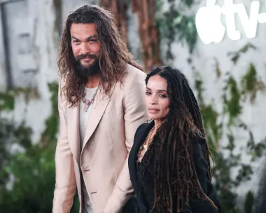 Jason Momoa i Lisa Bonet godinama su bili oličenje skladnog holivudskog para, a sve su šokirali u siječnju ove godine kada su javno priznali kako je vrijeme da se raziđu i svatko krene svojim putem. Inače, par je prohodao 2005. godine, a vjenčali su se 2017. godine. Zajedno su dobili i dvoje djece te su imali veliku spojenu obitelj, a djelovali su kao uzoran par koji svakome može biti inspiracija. Pa ipak, i ova je holivudska bajka došla svome kraju, a Jason i Lisa sada već dejtaju s drugim ljudima. 