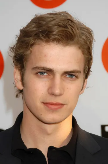 Hayden Christensen je bio velika zvijezda &quot;Star Wars&quot; franšize s početka 2000-ih no od tada kao da je nestao s lica zemlje. Naime, mladi glumac je unatoč velikoj slavi i bogatstvu ubrzo nakon snimanja prvih filmskih uspjeha zaključio kako mu je teret slave pretežak i stresan te se odlučio posvetiti drugim projektima. Oženio se s Rachel Bilson, zvijezdom teen serija, te s njom dobio i dijete, no brak se raspao 2017. Danas tu i tamo snimi pokoji film, ali većinom glumi u sporednim ulogama, a posljednji pokušaj povratka na scenu ovog glumca je mini serija &apos;Obi-Wan Kenobi&apos; u kojoj glumi s Ewanom McGregorom. 