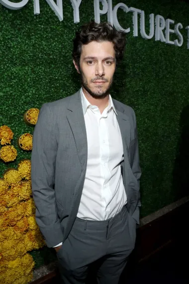 Adam Brody je bio velika teen zvijezda s TV ekrana, a bio je zgodan, šarmantan i talentiran, pa njegov holivudski uspjeh nikoga nije začudio. Zahvaljujući seriji &quot;The O.C.&quot; je postao seks idol tinejdžerica ranih 2000-ih, a iako je zgrnuo golemo bogatstvo, nekako mu nakon završetka snimanja serije nije pošlo za rukom ponoviti isti uspjeh. Danas se Adam i dalje bavi glumom, a oženjen je s TV zvijezdom serije &quot;Gossip Girl&quot; Leighton Meester. Par zajedno ima i kćerkicu Arlo. 