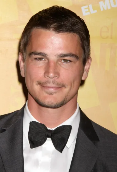 Josh Hartnett je početkom 2000-ih bio esencija muškog seksepila. Mlad, nabildan i lijepog lica, žario je i palio Hollywoodom, a snimio je i par velikih kino hitova. Od &quot;Sin Cityja&quot; pa do &quot;Pearl Harbora&quot;, Josh je snimao blockbuster za blockbusterom, no nakon 2005. njegova je slava počela polako blijediti. Uzeo je tako desetogodišnju pauzu od snimanja filmova te je radio na sebi i svom psihičkom zdravlju, a koje je zbog tereta slave u mlađahnoj dobi bilo malo poljuljano. Na scenu se vratio filmom &quot;Wild Horses&quot; 2015., a danas je opet uspješan glumac, otac dvoje djece te dugogodišnji partner glumice Tamsin Egerton. 