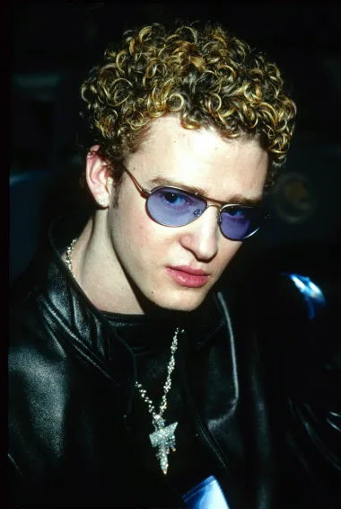 Ne znamo koja klinka iz 1990-ih i ranih 2000-ih nije uzdisala za Justinom Timberlakeom, pjevačem i glumcem koji je u to doba žario i palio svjetskom scenom. Od njegovih glazbenih hitova s grupom NSYNC, preko ljubavnih veza s Britney Spears i Cameron Diaz, pa sve do solo albuma koji su ostali zapamćeni po seksi pjesmama poput &quot;Sexy Back&quot; i  &quot;What Goes Around… Comes Around&quot;, Justin je u svojoj karijeri nanizao velike uspjehe, a mi smo ih sve oduvijek voljele pratiti. Danas više nije popularan kao u doba kada je nosio ove neobične plave pramenove, ali je zato sretan obiteljski čovjek oženjen s jednom od najljepših žena svijeta, Jessicom Biel s kojom ima i dvoje djece. 