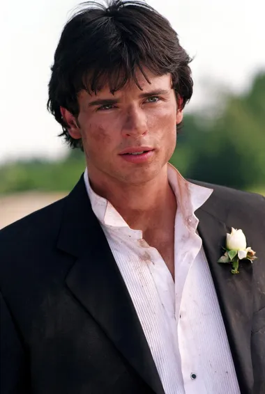 Tom Welling, zvijezda serije &quot;Smallville&quot;, proslavio se 2001. kada je postao instant zvijezda zahvaljujući svojoj umiljatoj osobnosti, prekrasnim svijetlim očima i zanosnom osmijehu. I iako su mu mnogi predviđali veliku holivudsku karijeru, ona se nekako nije ostvarila, a Tom nije postao zvijezda holivudske A liste glumaca. Unatoč tome, danas izgleda jednako dobro kao i na početku karijere, a glumi i u hit seriji &quot;Lucifer&quot;. Iza sebe ima jedan propali brak, a trenutno je u sretnoj vezi s profesionalnom jahačicom Jessicom Rose Lee.