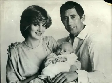 William, punim imenom i titulom prince William Arthur Philip Louis of Wales, rođen je 1982. godine u Londonu i drugi je u redu za britansku krunu, iza svog oca. Starije je dijete pokojne princeze Diane i princa Charlesa. Uvijek je bio pristojan i miran, za razliku od svog, dvije godine mlađeg brata Harryja koji i dan danas diže prašinu na dvoru. 