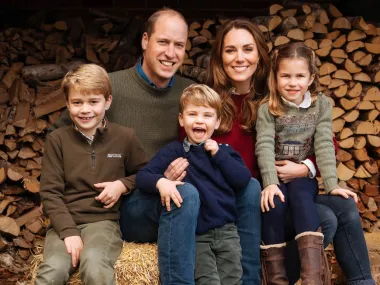 U godinama koje su uslijedile par je dobio troje djece. Najstariji George rođen je 2013., princeza Charlotte 2015., a Louis 2018. U sve tri trudnoće Kate je imala jake jutarnje mučnine, zbog kojih je u jednom trenutku završila i u bolnici, no sve je prebrodila uz Williamovu podršku. On se pokazao kao pravi obiteljski čovjek, predani otac i odan suprug.  
