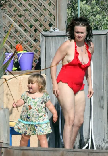 Britanska glumica Helena Bonham nikada se previše nije opterećivala celulitom. Muza i supruga redatelja Tima Burtona zna da malo narančine kore ne može utjecati na to koliko se osjeća ženstveno.  