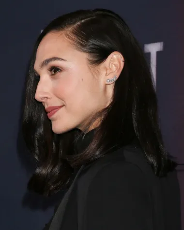 Gal Gadot je bivša Miss Izraela i jedna od najljepših žena svijeta, a njezino se lice smatra gotovo savršenom ženskom ljepotom. Pa ipak, profil ove orijentalne ljepotice rijetko kada imamo priliku vidjeti. Kada pogledamo Galino lice iz profila, vidjet ćemo više nepravilnosti no kada ju gledamo izravno sprijeda u lice, zbog čega se glumica ne voli slikati s bočne strane i općenito preferira fotografije iz drugačijih uglova. Ovdje se vidi da ima lagano zakrivljen nos i špičastu bradu. 