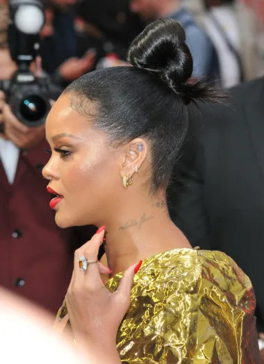Novopečena majka, R&amp;B kraljica i prva glazbenica milijarderka Rihanna uvijek je oličenje seksepila, no iz profila možemo vidjeti kako je simetrija njezina lica daleko od savršene. Naime, Rihanna ima jako izraženo, veliko čelo koje zauzima neproporcijalno velik dio njezina lica. No, ni njezinim fanovima ni brojnim ljubavnicima to nikada nije smetalo, jer Rihannu čini takvom kakva ona jest - posebnom i uvijek svojom. 