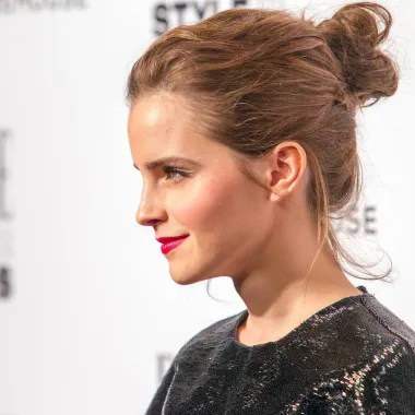 Emma Watson je jedna od najljepših glumica svoje generacije. S obzirom da je stasala pred filmskim kamerama i pod povećalom javnosti, od njezine 11 godine smo mogli pratiti kako se pretvara u seksi, samosvjesnu ženu. I dok bi mnogi njezino lice opisali kao savršeno elegantno, Emma je sama u nekoliko intervjua priznala kako ne voli svoj profil jer smatra da ima veliko čelo. Moramo priznati da mi njezinom licu, ma iz kojeg ugla ga promatramo, ne vidimo mane. 