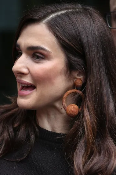 Rachel Weisz je jedna od onih glumica koje se ne boje prirodnog starenja. Ova velika glumačka diva protivnica je estetske kirurgije, a uvijek se ponosila svim svojim tjelesnim nesavršenostima. Naime, Rachel je poznata po svom lijepom, ali pomalo atipičnom licu na kojem dominira poveći nos. Iako bi mnoge druge žene takvu &quot;manu&quot; poželjete ispraviti i operirati, Rachel nikada nije smetao njezin nos već se uvijek s ponosom fotka iz profila. 