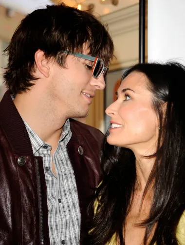 Demi Moore je bila vrhunska ljepotica 1990-ih godina, no i nju rijetko imamo prilike vidjeti iz profila. Kada se njezino lice pogleda s bočne strane možemo primijetiti da ima zašiljen, nepravilan nos i jako izraženu čeljust, što ne dolazi toliko do izražaja kada ju gledamo sprijeda. Svejedno, nama je Demi uvijek divna, sa svim svojim nesavršenostima. U posljednje se vrijeme doduše često nalazi na metama kritika i zlih jezika zbog čestog posezanja za filerima, botoksom i estetskom kirurgijom koja joj pomaže očuvati mladolik izgled. 