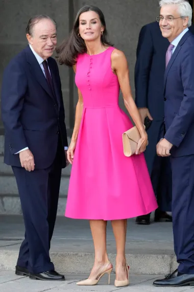Kraljica je po komentarima na društvenim mrežama još jednom izgledala poput filmske zvijezde. Jednostavnu haljinu u boji fuksije upotpunila je nude clutch torbicom i štiklama koje dodatno produžuju noge. 