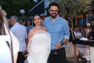 Ni Petar Grašo nije propustio doći na rođendan svoje prijateljice u zagrebački restoran. Dobro raspoložen Grašo, odbrojava dane do dolaska svog prvog djeteta. 