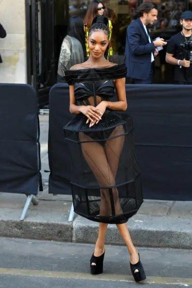 Slavni model, 31-godišnja Jourdan Dunn, također se pojavila u apstraktnoj kreaciji u kojoj je malo toga ostavila mašti. Odabrala je poluprozirnu crnu haljinu s čipkastim detaljima i vrtoglavo visoke natikače s platformom.