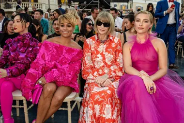 Britanska glumica Florence Pugh, pjevačica i glumica Ariana DeBose i najmoćnija žena u svijetu mode, urednica američkog Voguea Anna Wintour (na toj je poziciji pune 34 godine), iz prvog reda prate reviju.