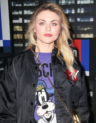 Frances Bean Cobain, kći Courtney Love i pokojnog Kurta Cobaina, frontmena Nirvane, već ima 30 godina. Frances je manekenka i pojavljivala se u poznatim časopisima poput Elle i Harper&apos;s Bazaara, a 2017. bila je zaštitno lice Marc Jacobsove kampanje. Osim toga, ona je i vizualna umjetnica, a uz svoju karijeru upravo je ona ta koja kontrolira prava na publicitet lika i djela svog oca, a ne njezina majka Courtney. Iza sebe već ima i propali brak s glazbenikom Isaiahom Silvom koji je trajao tri godine.