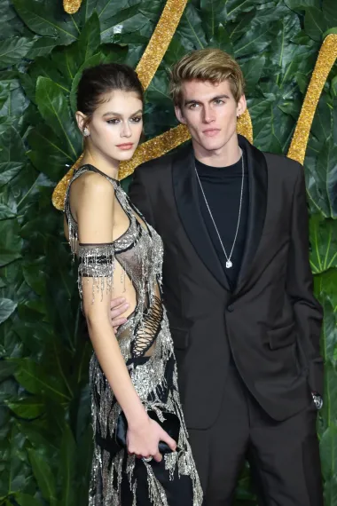 Djeca Cindy Crawford, jedne od pet legendarnih supermodela 90-ih, definitivno su naslijedila odlične gene, pa su oboje krenuli maminim stopama. Već odavno nisu samo slatki klinci - Presley jedan od traženijh muških modela i potpisao je ugovor s IMG Models, a tek su mu 23 godine. Njegova sestra Kaia Gerber ima tek 21 godinu, a već neko vrijeme &apos;žari i pali&apos; reklamnim kampanjama za različite modne brendove i od 2017. nosi revije na tjednima mode diljem svijeta. Osim toga, odnedavno je i u vezi s poznatim glumcem Austinom Butlerom.