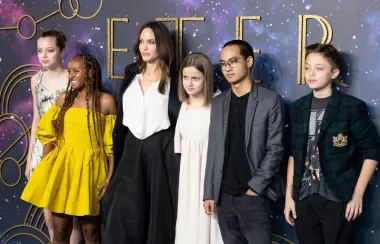 Djeca Angeline Jolie i Brada Pitta cijelog su života pod povećalom javnosti. Maddoxa i Zaharu Jolie-Pitt posvojili su još kao malu djecu - Maddox je tada imao samo 2 godine, a danas ima 21 godinu, studira u Seoulu i pokušava graditi glumačku karijeru. Zaharu su posvojili 2006. godine, danas ima 18 godina i definitivno je prava mlada žena koja nosi i mamine haljine. Ipak, pod najvećim povećalom javnosti svakako su oduvijek bila njihova biološka djeca, Shiloh koja danas ima 16, te blizanci Knox i Vivienne koji imaju 14 godina. Svi će se složiti da su oni naslijedili samo najbolje od oba roditelja kada je u pitanju izgled - Shiloh izgleda poput svoje majke u mladosti i već je glumila u nekoliko filmova, baš kao i Knox i Vivienne, koji se i dalje se školuju kod kuće i tek ćemo vidjeti kojim će putem oni krenuti.