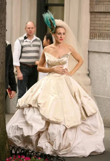 Dok se priprema za vjenčanje, Carrie isprobava različite haljine s potpisom raznih dizajnera, no na kraju odabire haljinu Vivienne Westwood. U serijama i filmovima ove franšize vidjeli smo nekoliko vjenčanica, ali ova je svima omiljena. Zanimljivo je da je, nakon što je film izašao 2008. godine, haljina rekreirana i rasprodana odmah nakon premijere.