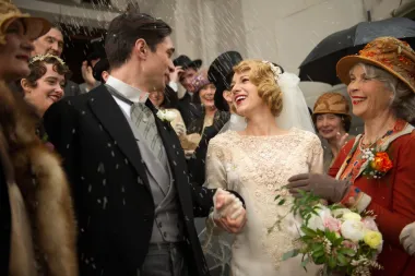 Film iz 2015. prati 29-godišnju Adaline, predivnu ženu koja je živjela više od jednog stoljeća, no nije ostarjela. Njezina vjenčanica koju nosi u filmu odražava sve modne trendove tridesetih godina prošlog stoljeća - riječ je o satenskoj haljini krem boje, ukrašenoj čipkom, upotpunjenoj tankim rukavicama i voluminoznim velom.