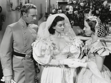Filmski kostimograf namjerno je odabrao haljinu u starinskom stilu za Scarlett, unatoč činjenici da njezin lik voli modu. Prema romanu iz 1936., Scarlett na svom vjenčanju nosi majčinu haljinu.
