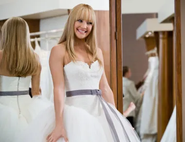 Nema osobe koja nakon ovog filma iz 2009. nije čula za dizajnericu Veru Wang, poznatu po svojim vjenčanicama. Jednu takvu odabrala je i Liv, lik kojeg tumači Kate Hudson, a riječ je o pufastoj haljini sa srcolikim dekolteom, čije je glavno obilježje ljubičasta traka oko struka.