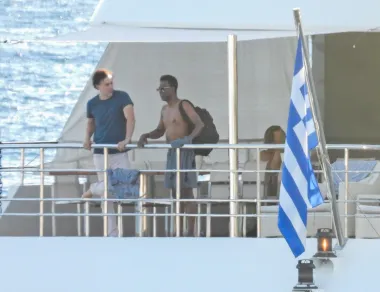 Komičari su se nakon nekoliko šala poprilično uozbiljili. I dok Chris na brodu uživa s novom djevojkom, Sachina supruga također glumica Isla Fisher zasad nije uhvaćena na brodu. 