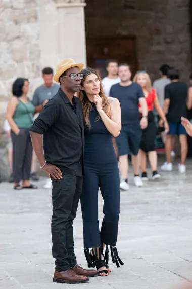 Iako na luksuznoj jahti imaju sve što požele, Chris i Lake rado izađu u razgledavanje. Nakon što su prošli tjedan &apos;uhvaćeni&apos; u Trogiru, izašli su pogledati i Dubrovnik 