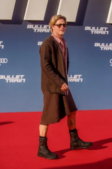 Suknja do iznad koljena pokazala je i dio njegovih tetovaža po nogama. Iako je lan prozračan materijal koji je idealan za ljeto, Brad ga je &apos;upario&apos; s visokim combat čizmama. 