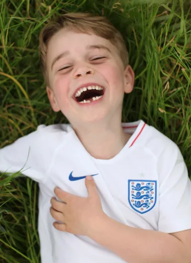 Već tradicionalno rođendanske portrete svoje djece fotografira njihova majka Kate Middleton. Jedan od takvih je bio onaj kad je princ slavio 6. rođendan. I mnogima je upravo ovaj portret najdraži jer je doista &apos;uhvatio&apos; trenutak prave sreće. 