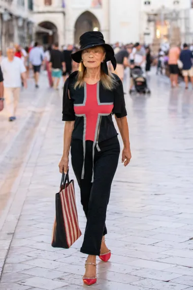 Stradunom se 2021. godine prošetala u crnoj kombinaciji s crvenim detaljima i pokazala kako i opušteni look može biti elegantan. 