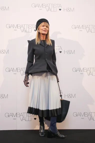Za premijeru baleta u Hrvatskom narodnom kazalištu i ekskluzivni VIP shopping event H&amp;M x Giambattista Valli 2019. godine, izabrala je klasiku u svom stilu: crni sako, bijelu plisiranu suknju s crnim rubom, francusku beretku i mrežaste rukavice. 