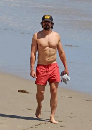 Orlando Bloom kao da s godinama postaje sve zgodniji. Ovaj 45-godišnji glumac nedavno je uhvaćen na plaži u Santa Barbari, a iako ga mnogi ne bi prepoznali zbog nešto duže kose i brade koju je pustio, moramo priznati da izgleda sjajno.