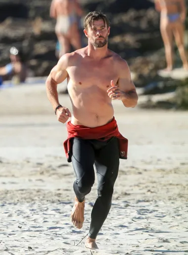 Još jedan glumac koji se našao na našem popisu je i australski frajer Chris Hemsworth. Njegov mišićavi torzo izgleda zaista veličanstveno. 