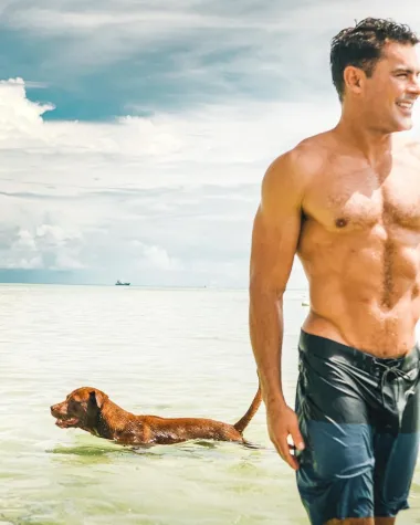 I glumac Zac Efron još je jedan od holivudskih frajera koji se mogu pohvaliti savršeno isklesanim tijelom, a svoje fotografije s plaže Zac često dijeli s fanovima i na Instagramu. 