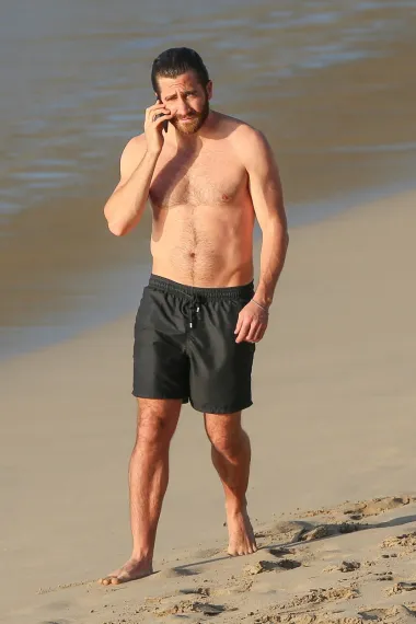 Zgodnog glumca fotografi su uočili u šetnji plažom nakon što se okupao, a to je vrijeme iskoristio i za telefonski razgovor.