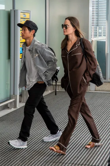 Angelina je nosila i svoj omiljeni model sunčanih naočala. Naime, gotovo uvijek najradije bira uvijek popularne &apos;avijatorice&apos; a ovaj put je odabrala oversized model. 
