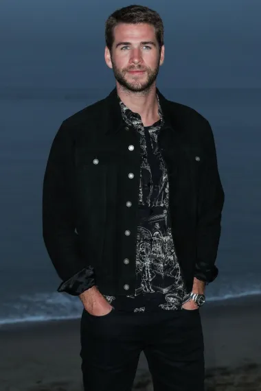 Nakon što su se Liam Hemsworth i Miley Cyrus razveli, zgodni plavooki Australac se vratio na tržište , a iako su ga povezivali s glumicom Gabriellom Brooks, on se ipak trenutno najviše fokusira na karijeru.