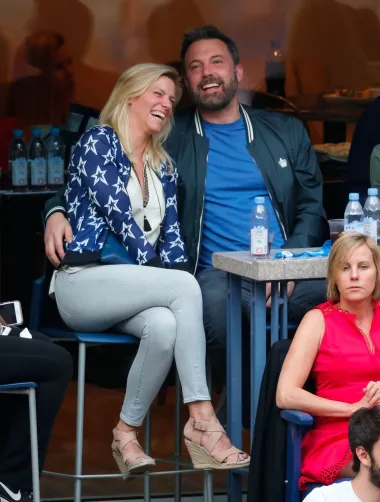 Iako još službeno nije bio razveden, 2017. godine glumac je potvrdio svoju vezu s producenticom popularne emisije &apos;Saturday Night Live&apos;, Lindsay Shookus. Ben i Lindsay bili su zajedno gotovo dvije godine, a 2019. su prekinuli zbog svojih &apos;prenatrpanih rasporeda&apos;, prema Entertainment Tonight.