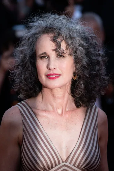 Glumica i model Andie MacDowell u 64. godini izgleda potpuno prirodno. Iako je cijeli život reklamirala proizvode koji zaustavljaju starenje odlučila je ostarjeti bez estetskih operacija i boje za kosu. Odjevena je u haljine najvećih dizajnera, ali uživa u sijedoj kosi. Kaže da se nikada nije osjećala ljepše, a to se i vidi kada hoda crvenim tepihom. 