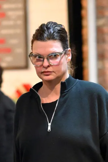Bivši supermodel Linda Evangelista pojavila se na naslovnici rujanskog Voguea, a za nju, svijet ljepote i mode je ovo veliki događaj. Posljednjih nekoliko godina skrivala se od javnosti jer joj je lice unakaženo zbog nuspojava estetske operacije CoolSculptinga. Iako je nekad bila među najljepšima ženama svijeta zbog nezgode je nestala iz javnog života. No ni jedna žena ne bi smjela skrivati bore, ožiljke i lice na kojem se vide tragovi života bez obzira kako su se dogodili pa zbog toga trebamo podržati i njezin povratak na naslovnice.