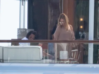 Beyonce u potpuno opuštenom izdanju u lepršavoj haljinici boje kože, dok je kosu podigla u konjski rep. 